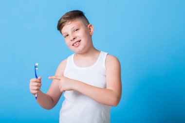  çocuk diş fırçası ile