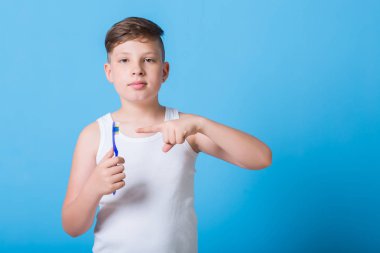  çocuk diş fırçası ile