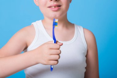  çocuk diş fırçası ile