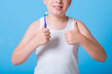  çocuk diş fırçası ile
