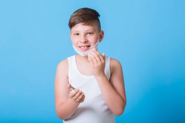 Traş köpüğü ile küçük çocuk