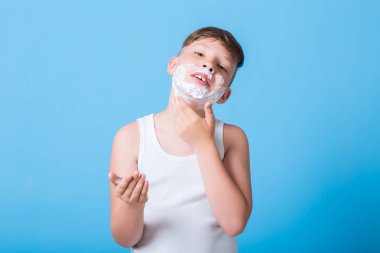 Traş köpüğü ile küçük çocuk