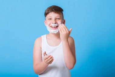 Traş köpüğü ile küçük çocuk