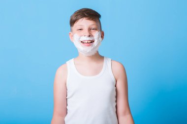 Traş köpüğü ile küçük çocuk