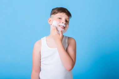 Traş köpüğü ile küçük çocuk