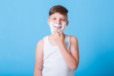 Traş köpüğü ile küçük çocuk