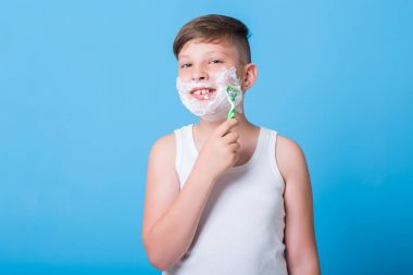 Traş köpüğü ile küçük çocuk