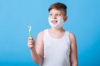 Traş köpüğü ile küçük çocuk