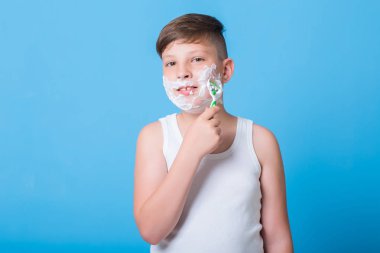 Traş köpüğü ile küçük çocuk