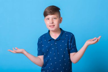 mutlu küçük çocuk