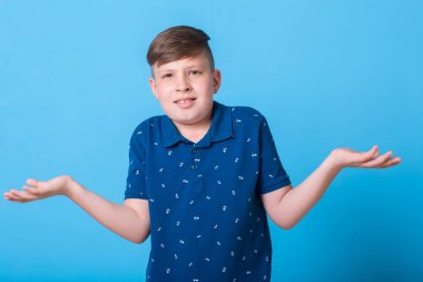 mutlu küçük çocuk