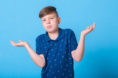 mutlu küçük çocuk