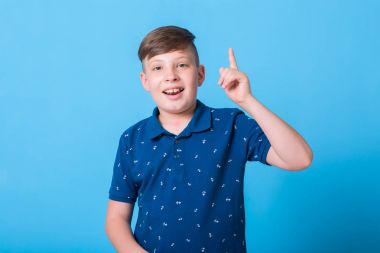 mutlu küçük çocuk