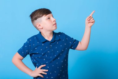 mutlu küçük çocuk