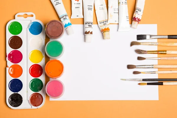 Boya fırçaları kalemler