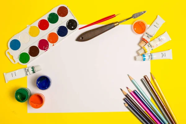 Boya fırçaları kalemler