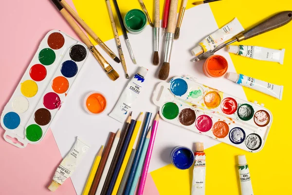 Boya fırçaları kalemler