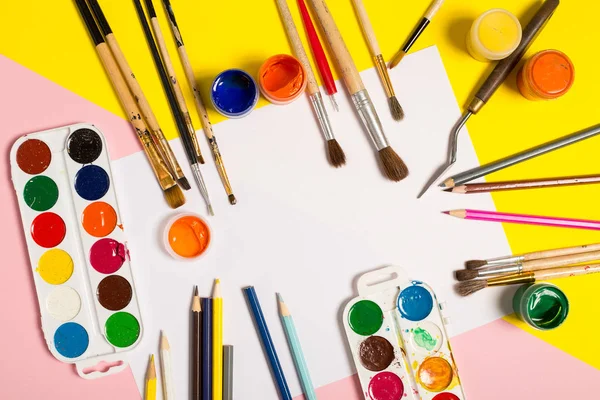 Boya fırçaları kalemler