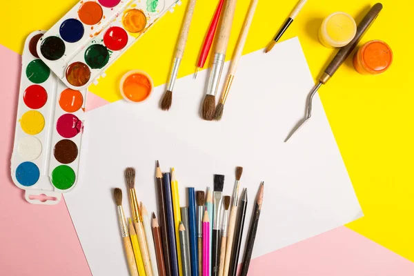 Boya fırçaları kalemler