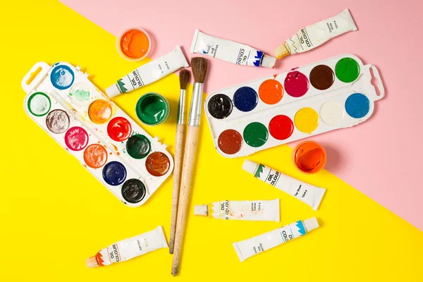 Boya fırçaları kalemler