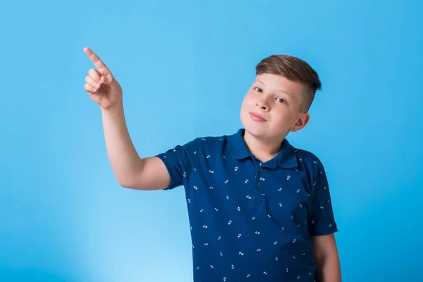 mutlu küçük çocuk