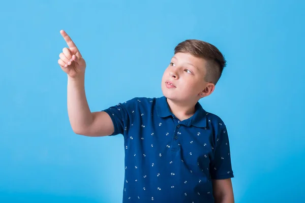 mutlu küçük çocuk