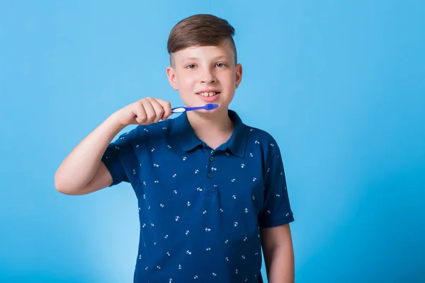  çocuk diş fırçası ile