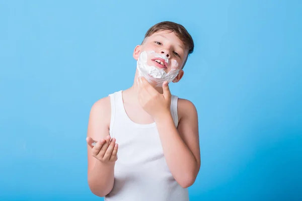 Traş köpüğü ile küçük çocuk