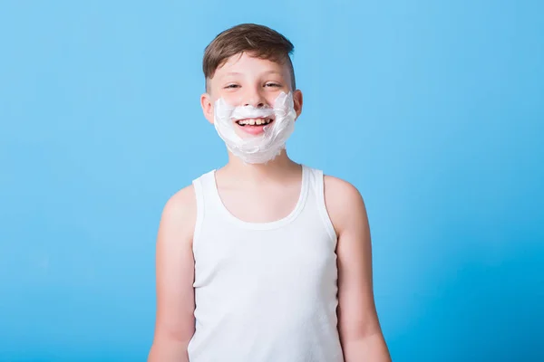 Traş köpüğü ile küçük çocuk