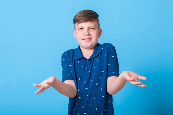 mutlu küçük çocuk