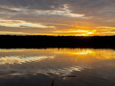 Gölde parlak kırmızı günbatımı 