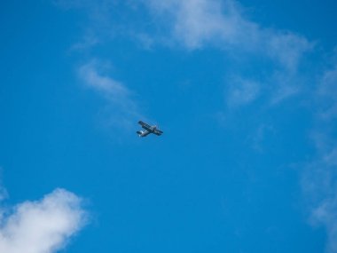 Mavi gökyüzünde bir uçak