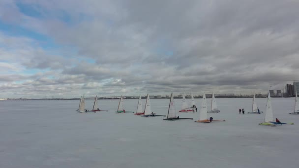 Einem Sonnigen Wintertag Einer Zugefrorenen Meeresbucht Werden Wettbewerbe Unter Segeln — Stockvideo