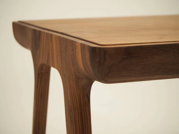 Esquina Una Elegante Mesa Madera Natural Estudio Con Fondo Blanco — Foto de Stock