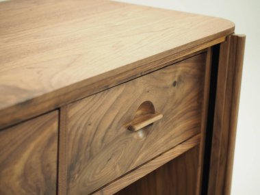 Tamamen doğal ahşaptan yapılmış orijinal çekmece sandığı. Ayrıntıları beyaz arka planda, farklı açılardan..