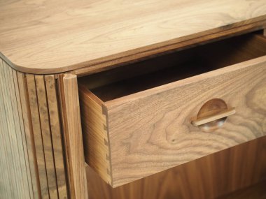 Tamamen doğal ahşaptan yapılmış orijinal çekmece sandığı. Ayrıntıları beyaz arka planda, farklı açılardan..