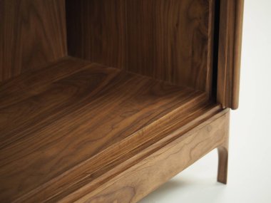 Tamamen doğal ahşaptan yapılmış orijinal çekmece sandığı. Ayrıntıları beyaz arka planda, farklı açılardan..