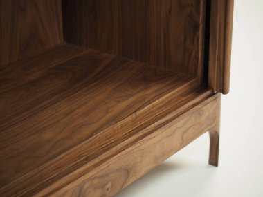 Tamamen doğal ahşaptan yapılmış orijinal çekmece sandığı. Ayrıntıları beyaz arka planda, farklı açılardan..