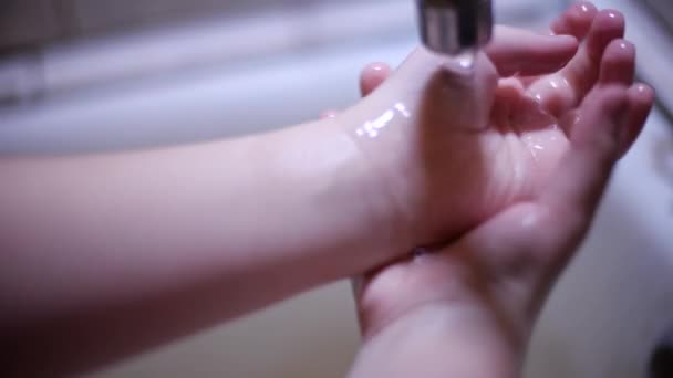 Criança Lava Bem Mãos Com Sabão Sob Água Torneira — Vídeo de Stock