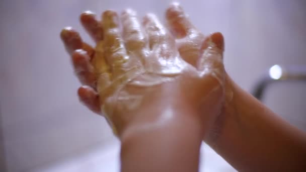 Enfant Lave Soigneusement Les Mains Avec Savon Sous Eau Robinet — Video