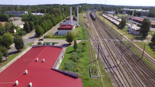 Disparo aéreo de un tren de mercancías — Vídeo de stock