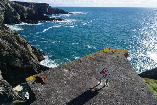 Büyük bir uçurumun üzerinde bir küçük tehlike işareti