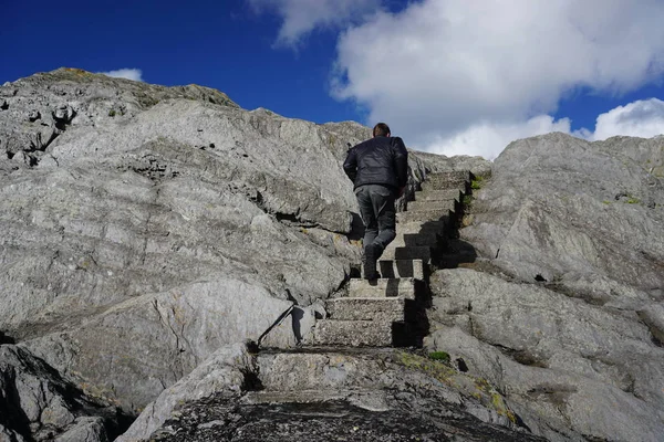 Cliff üst katta bir adam