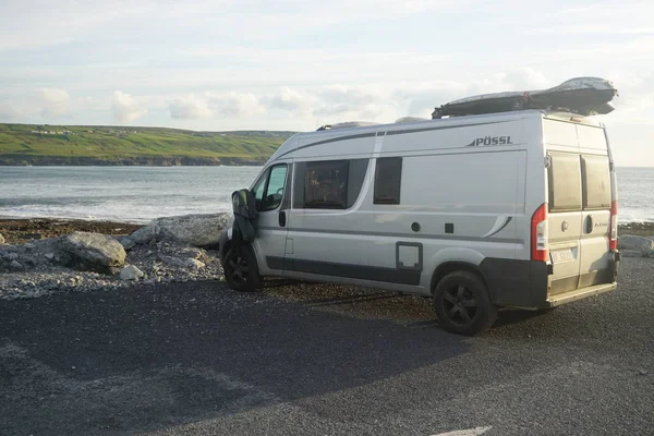 Bir park yerinde bir kamp van 