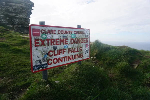 Tehlike işareti, Moher Kayalıkları, Irlanda