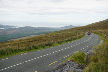 Araba bir dağ yolu aşağı gidiyor