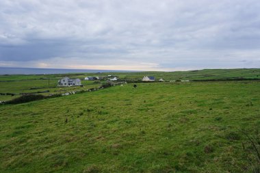Küçük bir köy Atlantik Okyanusu kıyısında tarafından
