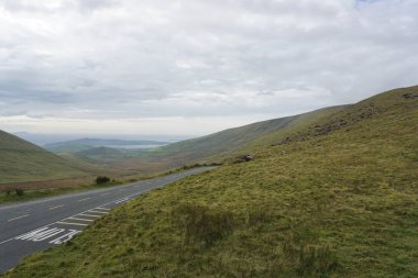 Bir yol dağlara, İrlanda gidiyor