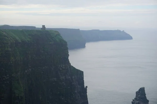 Moher, Irlanda kayalıkları üzerinde sisli görünümü