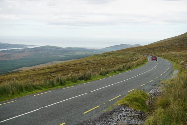 Araba bir dağ yolu aşağı gidiyor